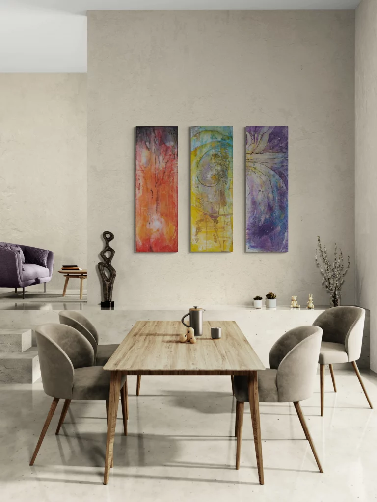 Drei abstrakte Naturmalereien aus der Serie Duftsphären (rot, gelb, lila) von Sabine Huber in einem großzügigen Wohn-Essraum