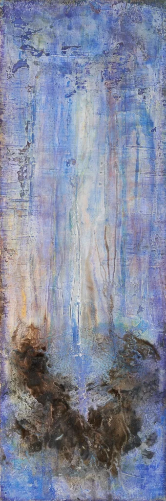 Abstrakte Naturmalerei „Hibiskus im Haar“ aus der Serie Duftsphären, blau-türkise Hibiskusform in leuchtenden Pigmenten, 50 × 150 cm, Pigment auf ALUboard