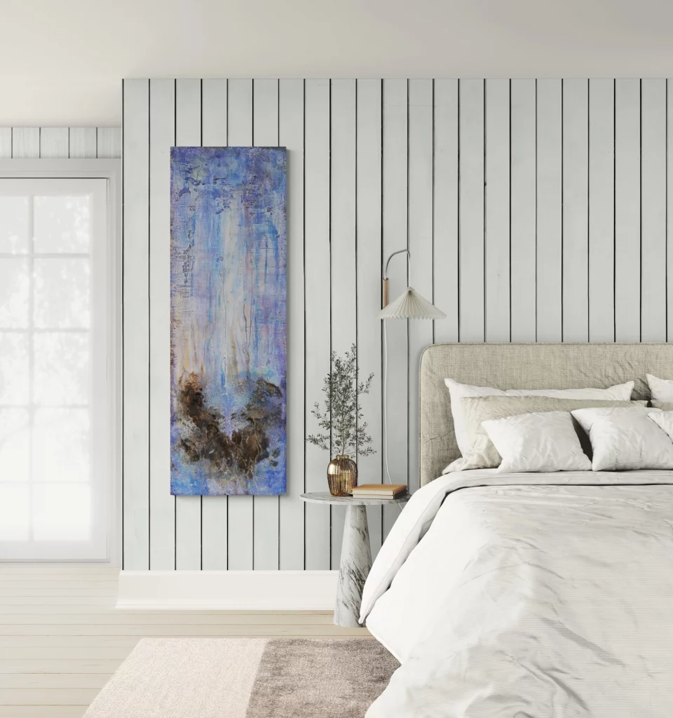 Abstrakte Naturmalerei „Hibiskus im Haar“ aus der Serie Duftsphären, blaues Werk 50 × 150 cm über einem Bett in einem hellen Schlafzimmer