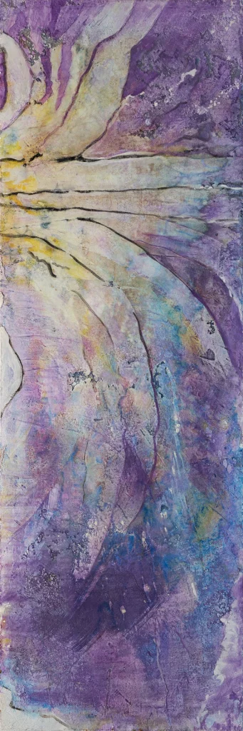 Abstrakte Naturmalerei „Irisflüstern“ aus der Serie Duftsphären, violette abstrahierte Irisblüte mit schimmernden Pigmenten, 50 × 150 cm, Pigment auf ALUboard