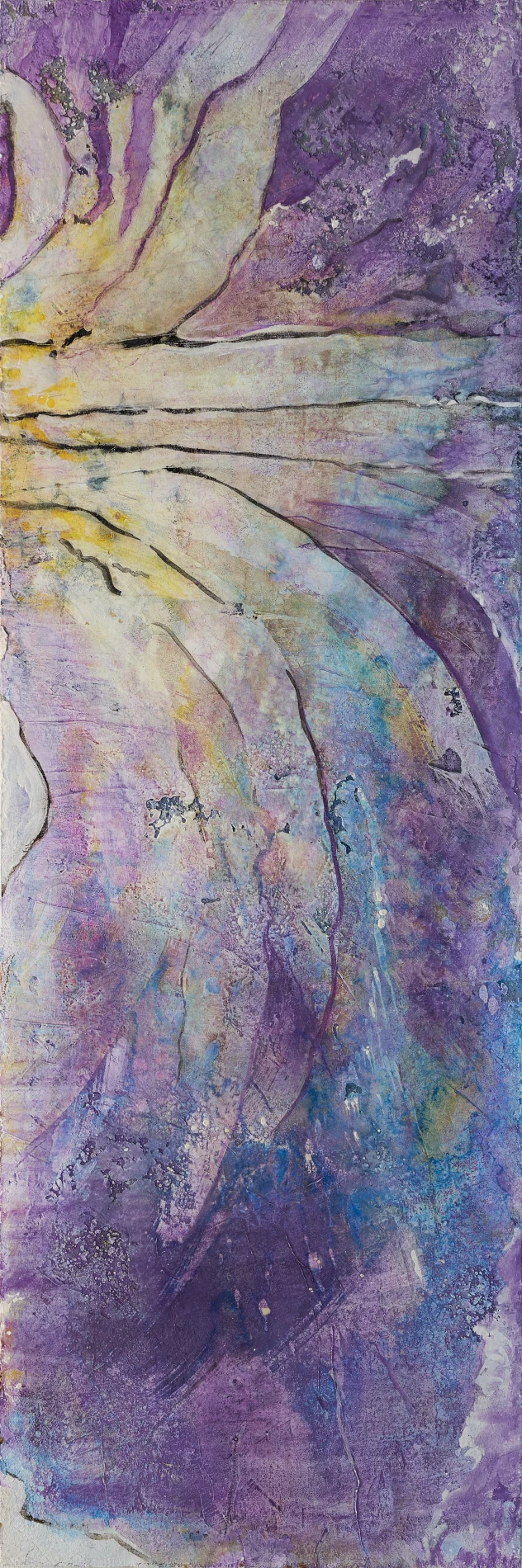 Abstrakte Naturmalerei „Irisflüstern“ aus der Serie Duftsphären, violette abstrahierte Irisblüte mit schimmernden Pigmenten, 50 × 150 cm, Pigment auf ALUboard